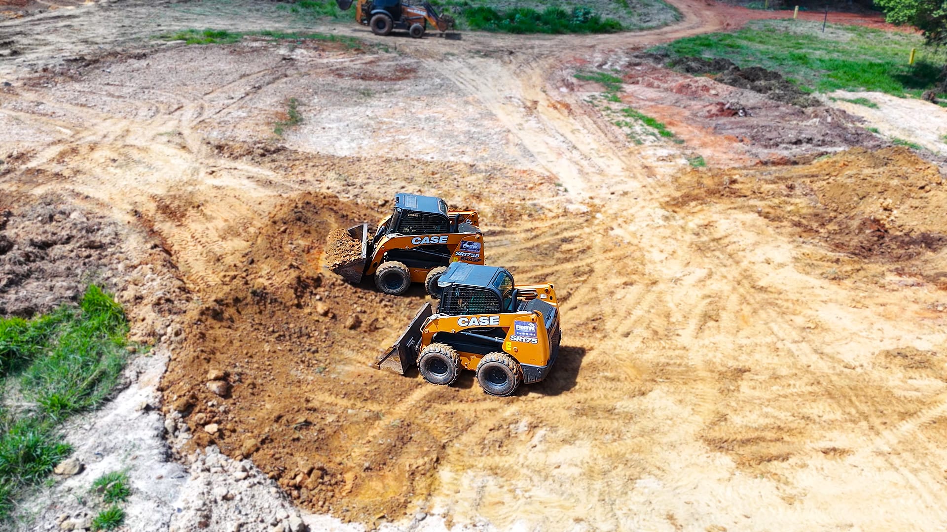 Minicarregadeiras CASE da RLS movimentando terra