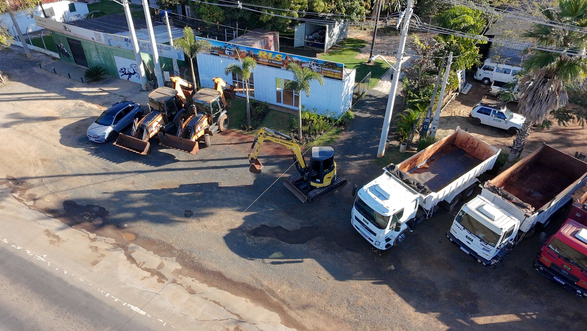 Vista aérea da sede da RLS com frota de máquinas e caminhões