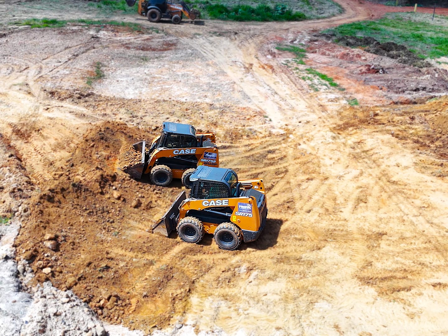 Minicarregadeiras CASE (tipo Bobcat) da RLS trabalhando